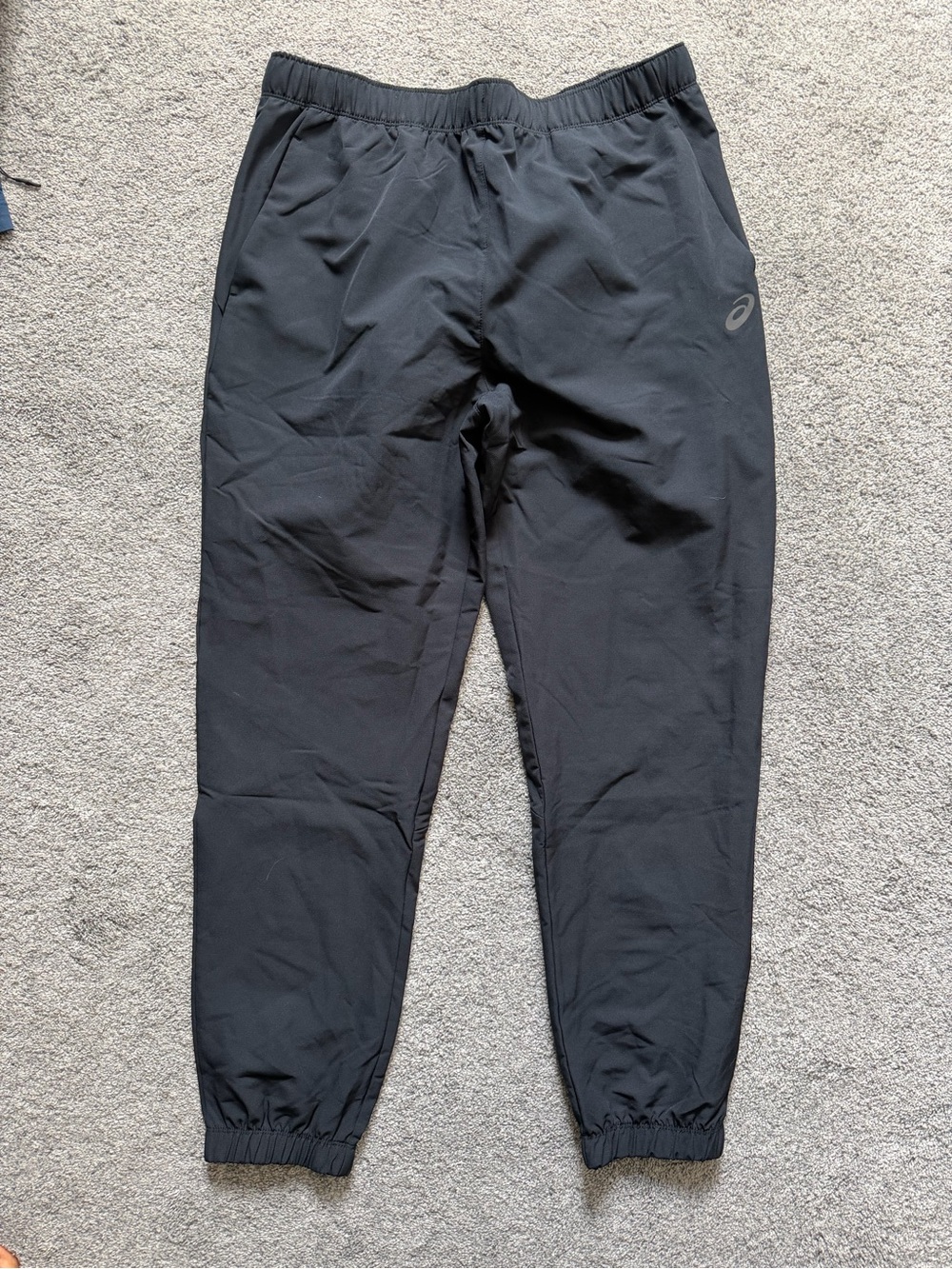 ASICS men’s woven jogger/training pants.